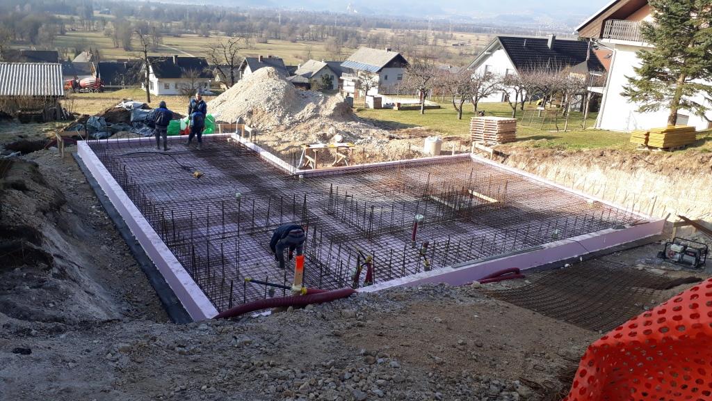 Fotografija iz gradbišča - postavljen BASE sistem in namščena armatura. Pripravljeno na betoniranje temeljne plošče.
